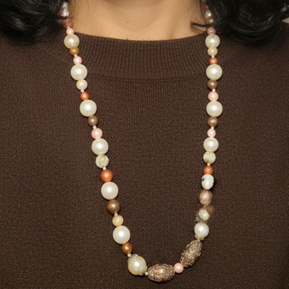 Chic Beaded Necklace in Cream and Gold
